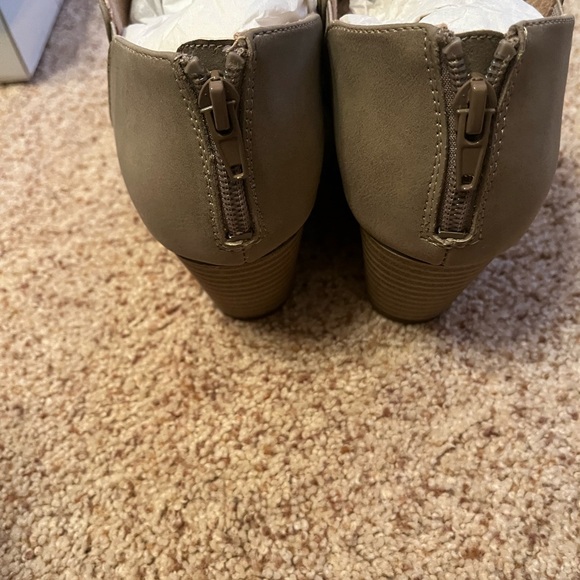 New in box, open toe heel sandals , size 9 - Picture 4 of 6